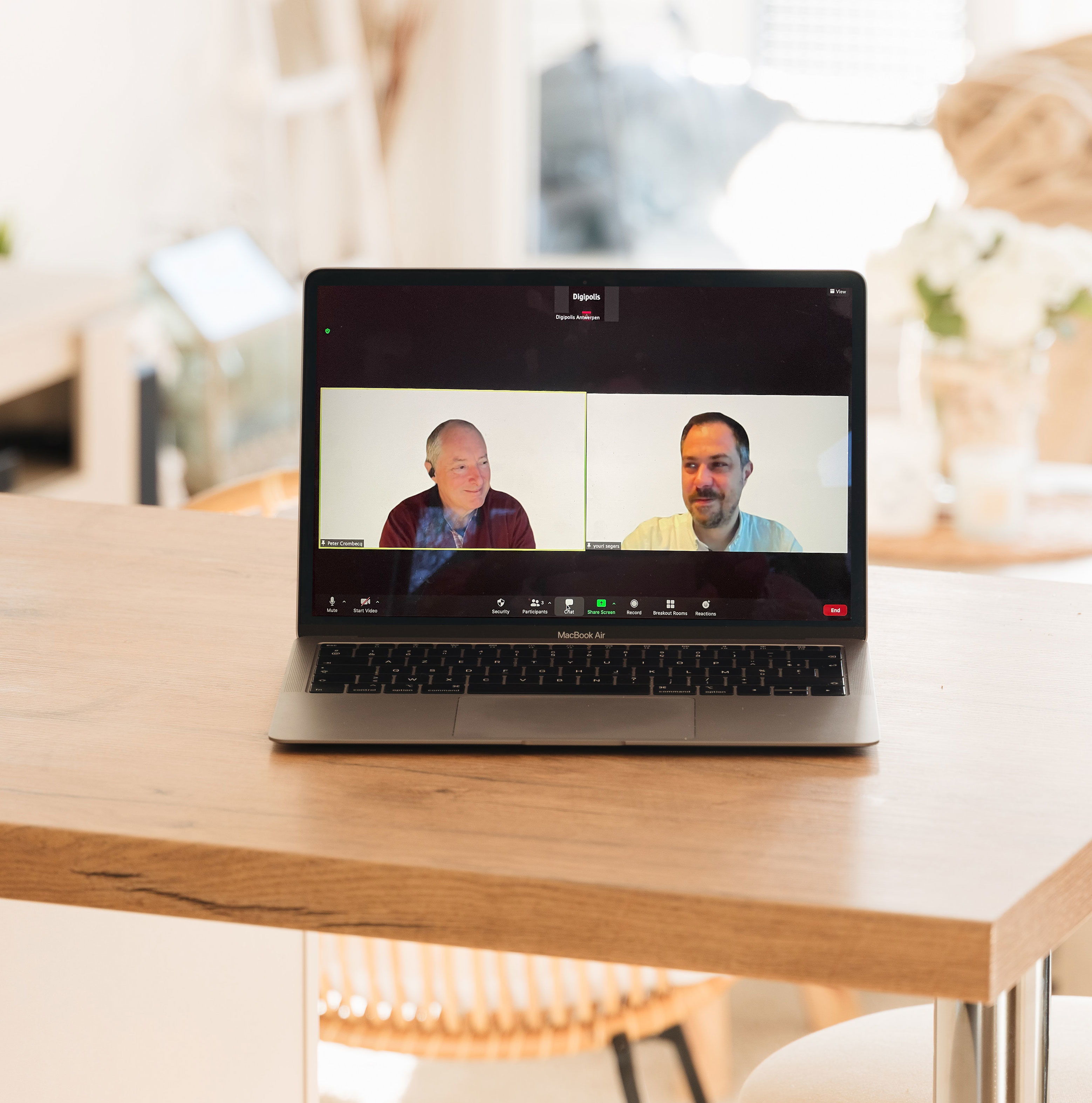 thumb_macbook-air-peter-youri